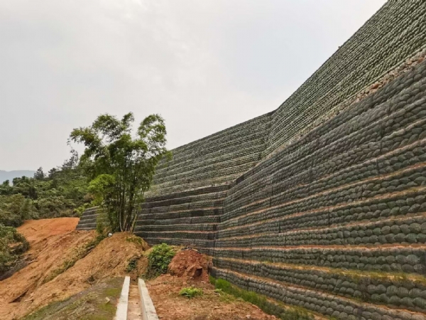 单向格栅加固生态袋挡土墙施工